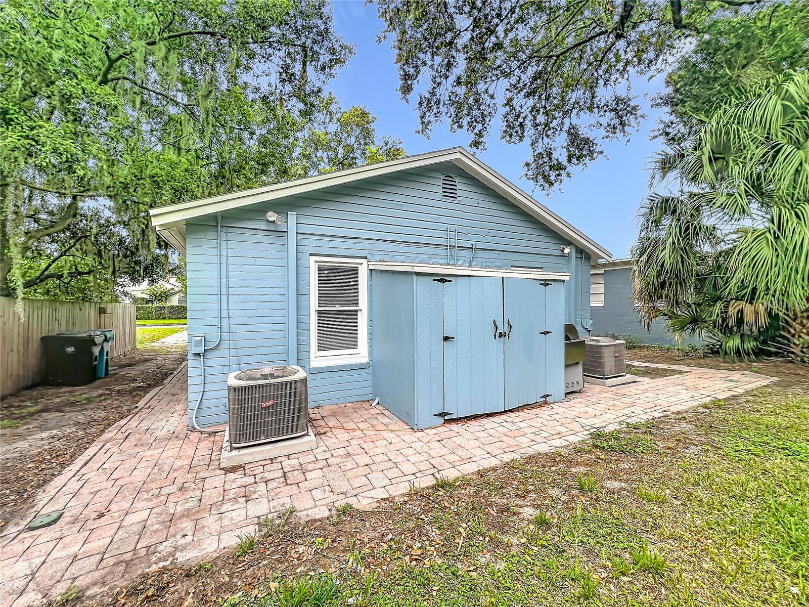223 E Esther St Property Photo 32