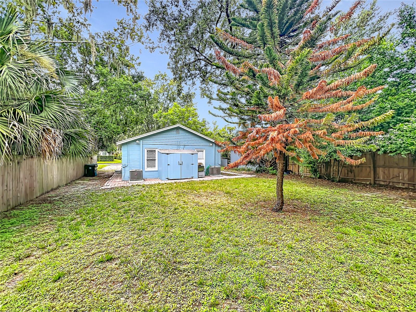 223 E Esther St Property Photo 33