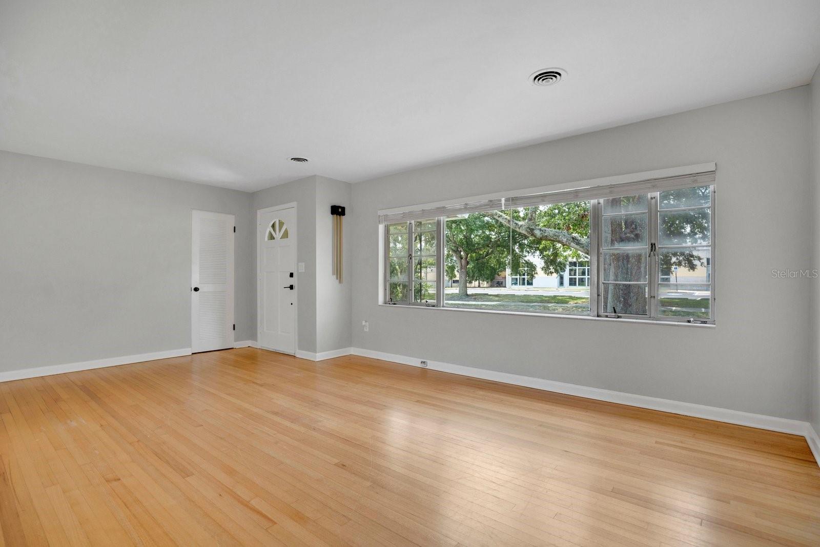 1427 Bryn Mawr St Property Photo 4