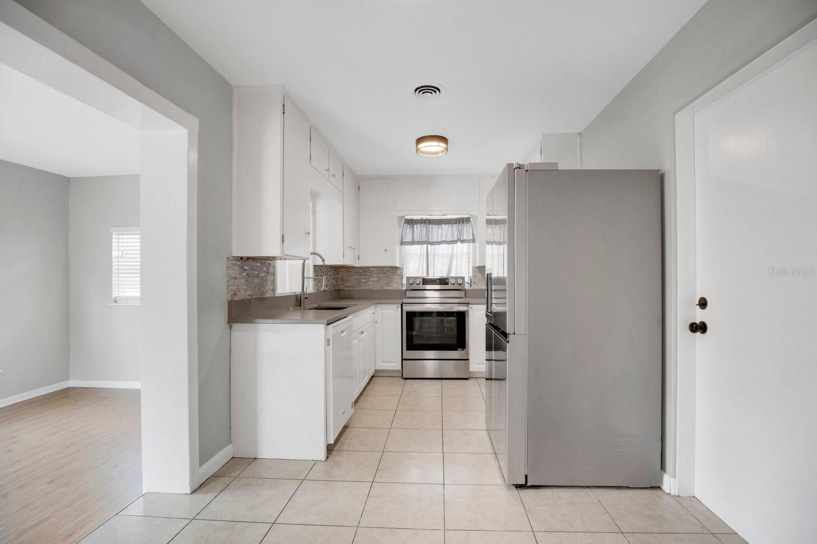 1427 Bryn Mawr St Property Photo 8