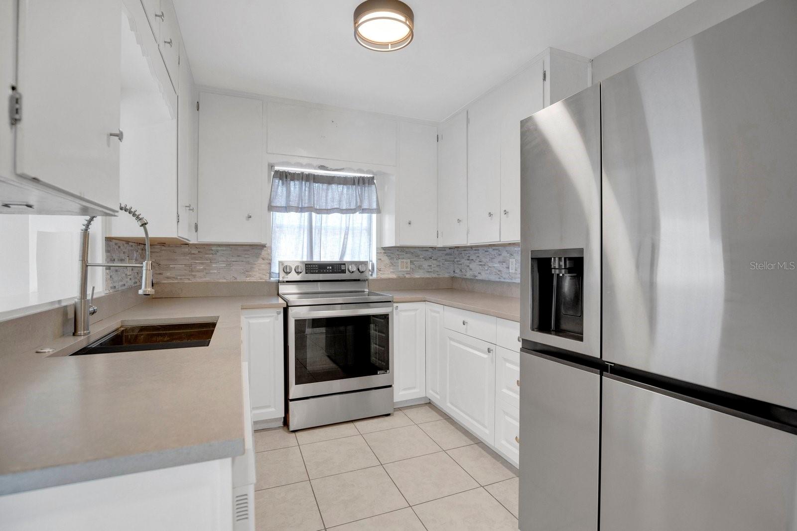 1427 Bryn Mawr St Property Photo 9