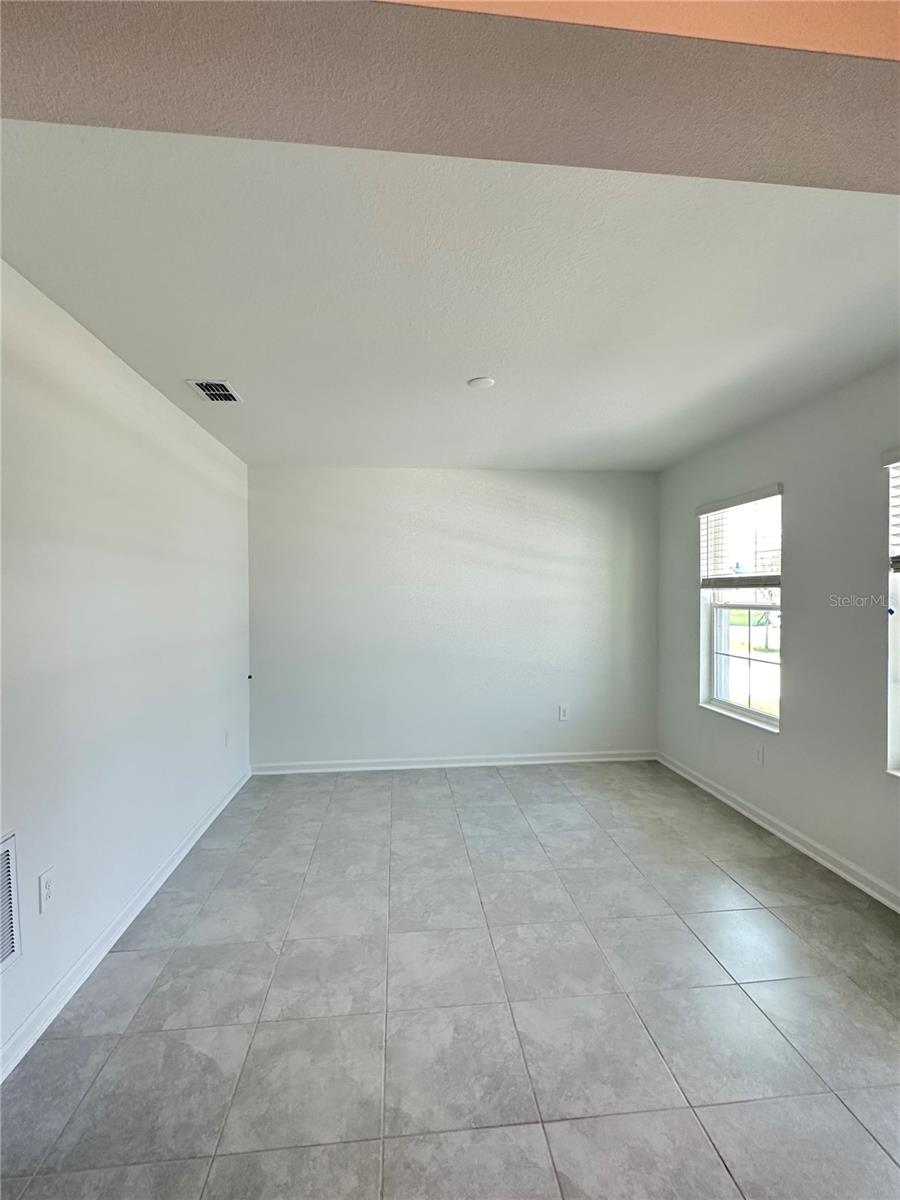 4039 Ambrose Ave Property Photo 4