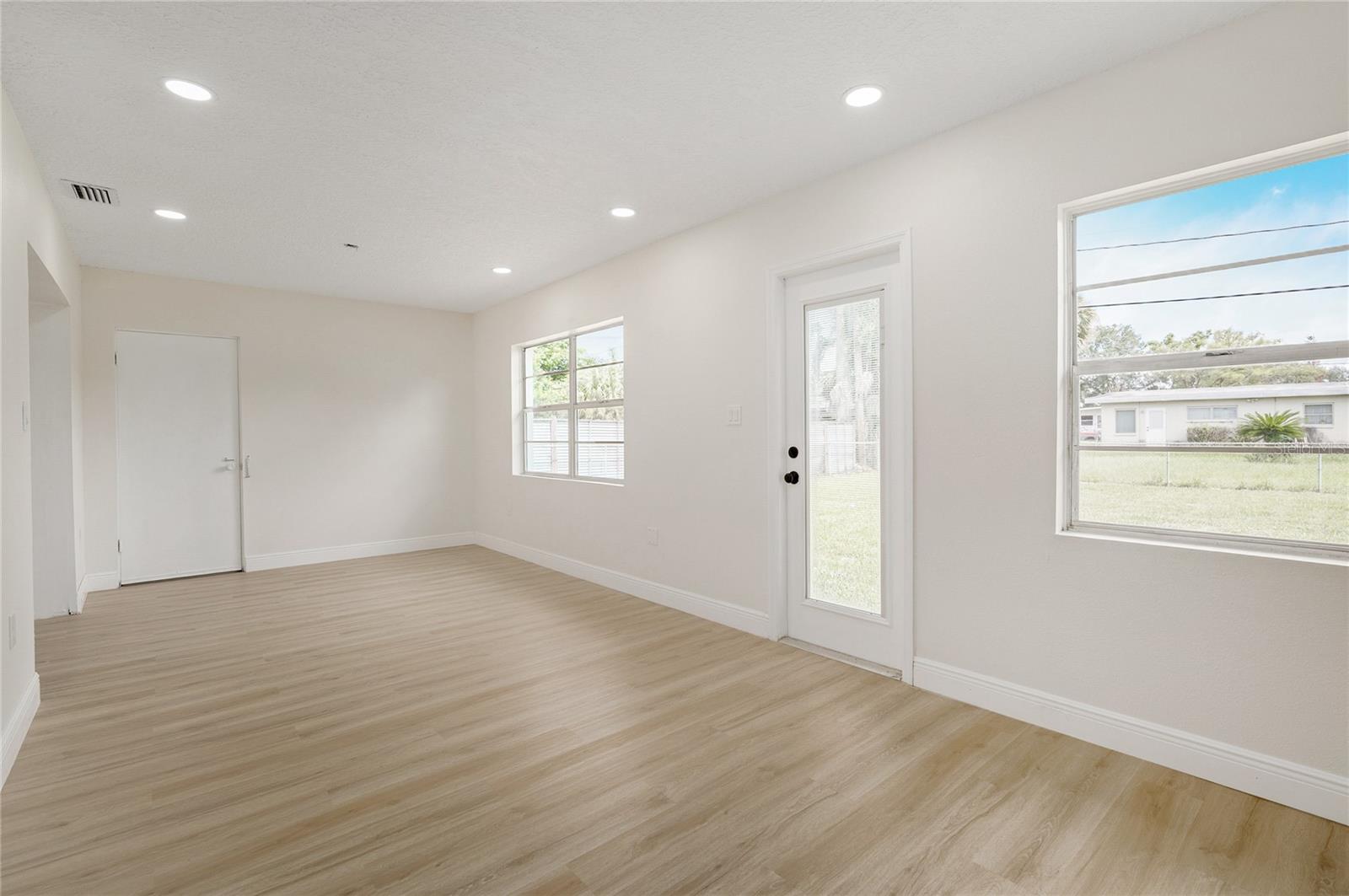 3733 Surrey Dr Property Photo 20