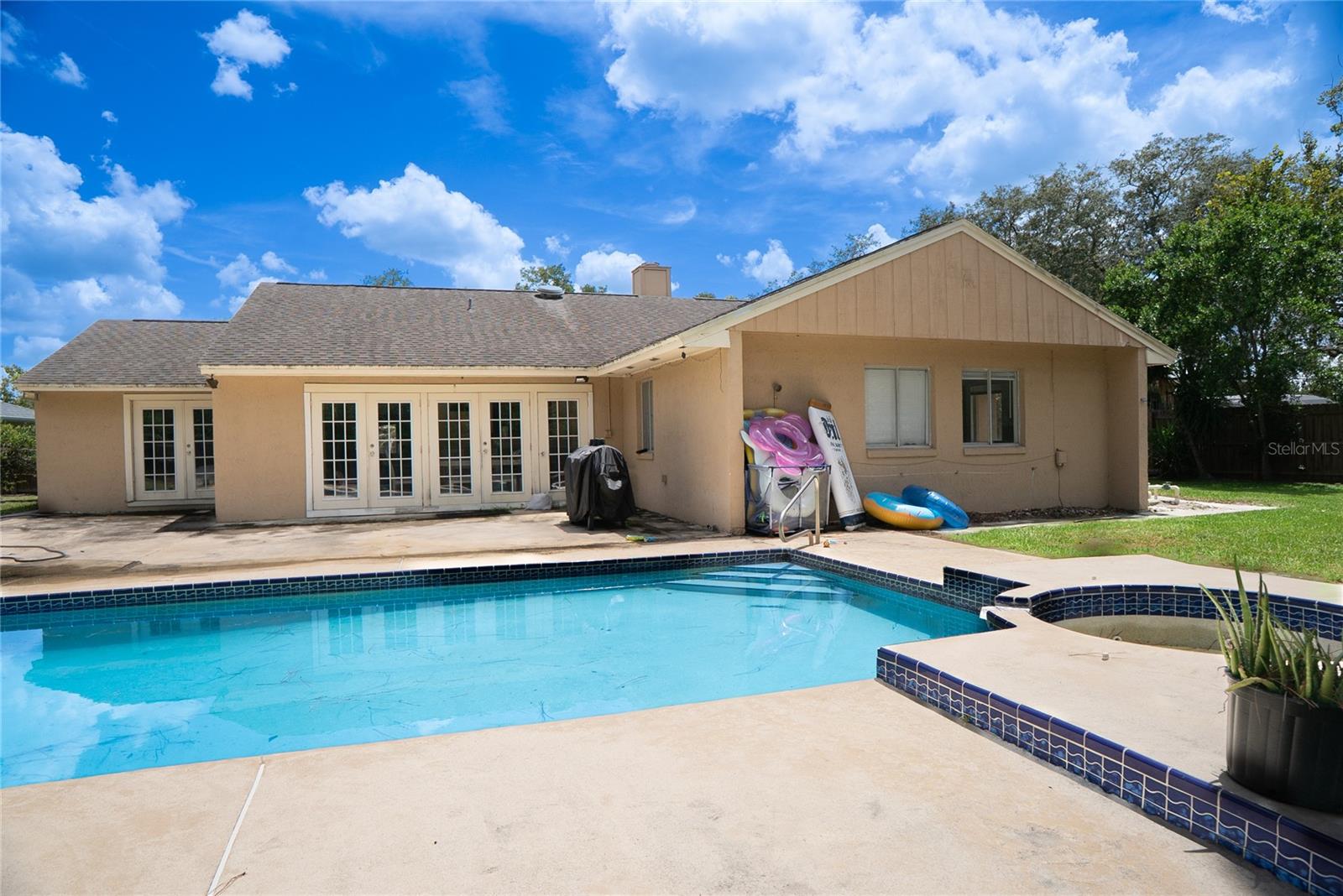 304 Shadow Oak Dr Property Photo 2