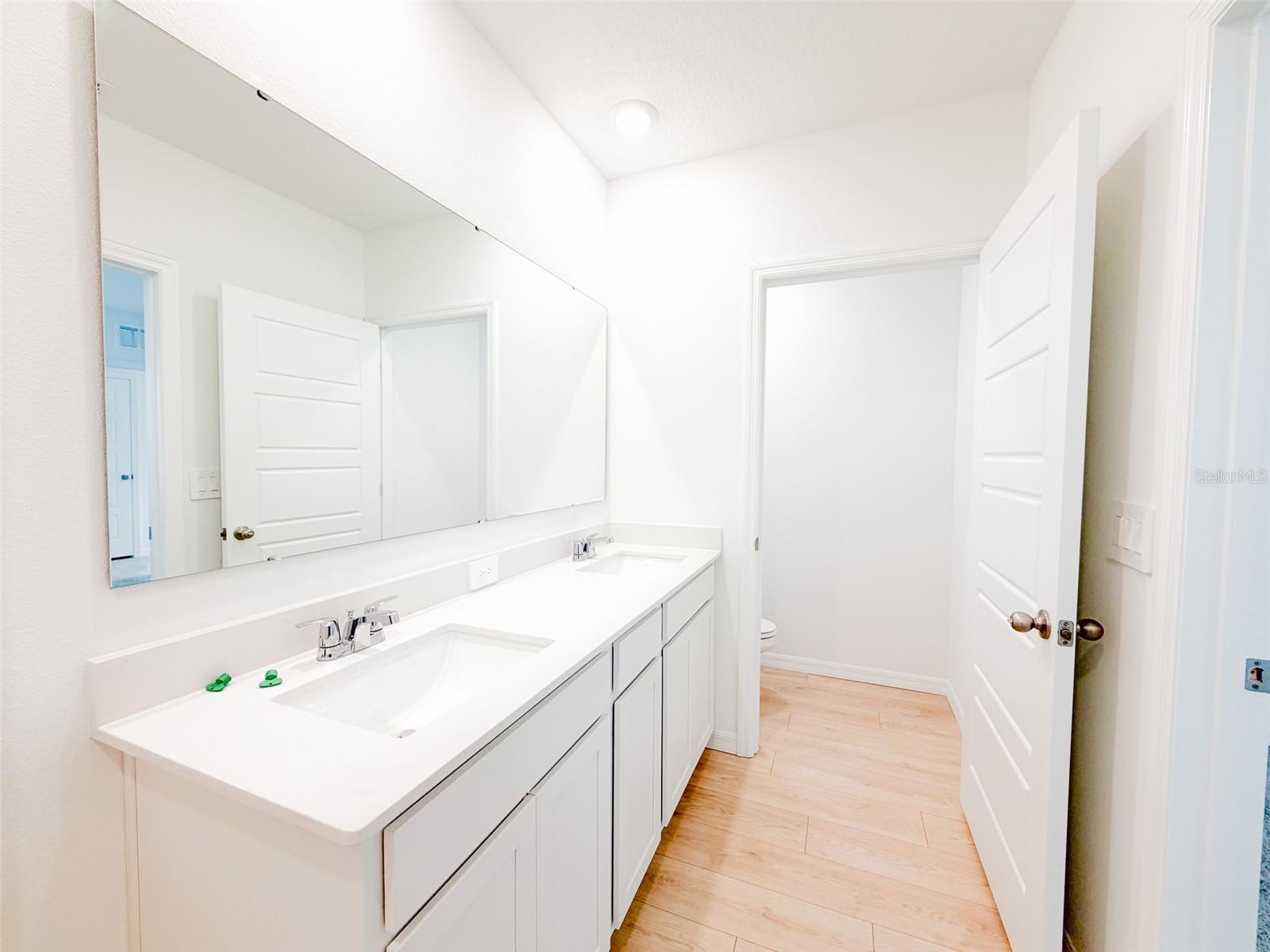 O6431205 Property Photo 12