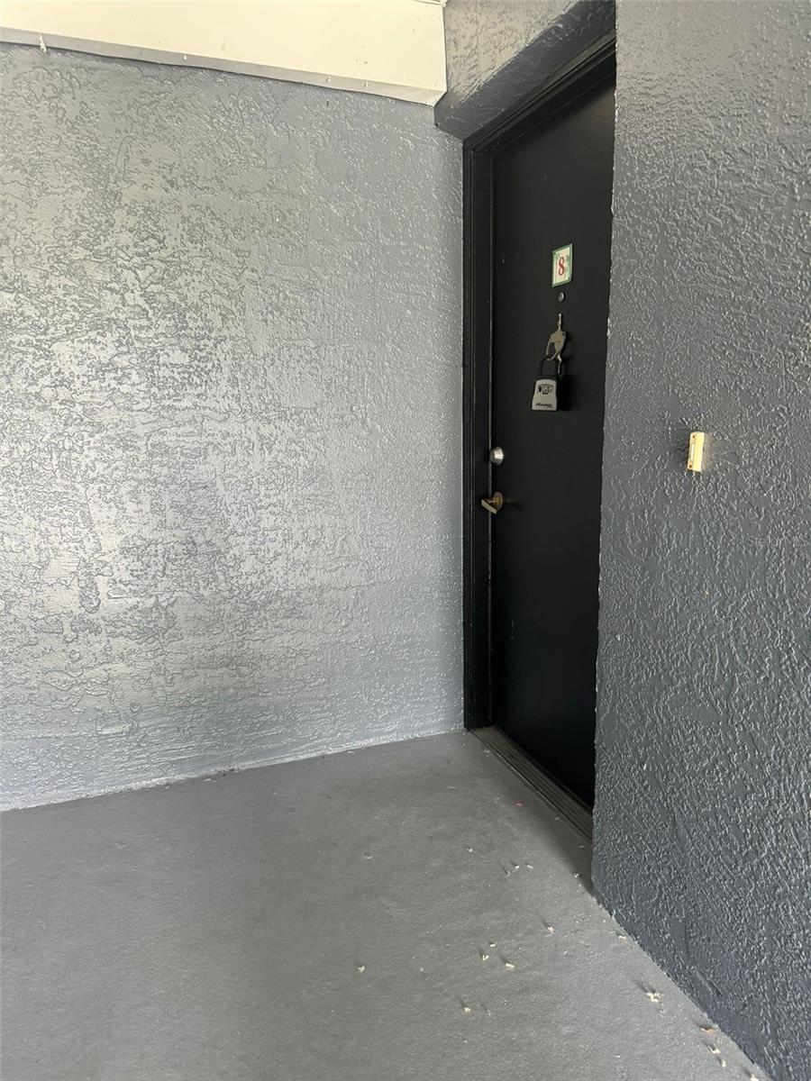 4227 Pershing Pointe Pl #8 Property Photo 2
