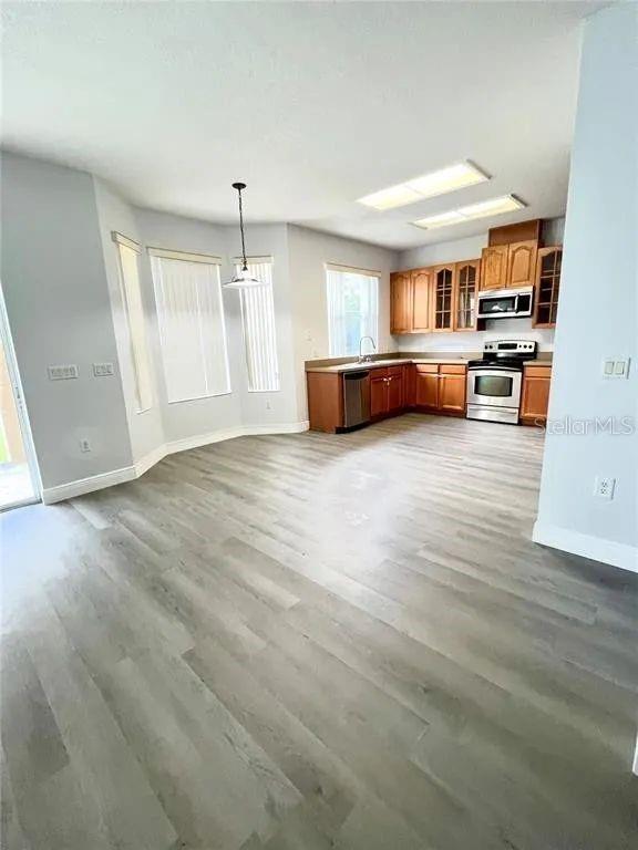 12946 Grovehurst Ave Property Photo 3