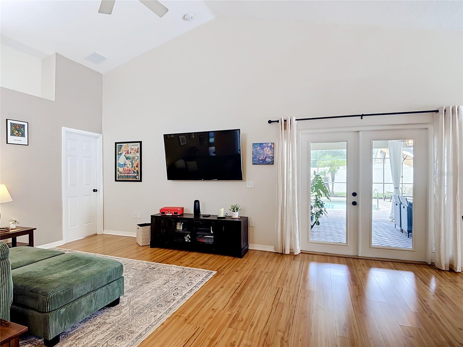 335 Regency St Property Photo 6