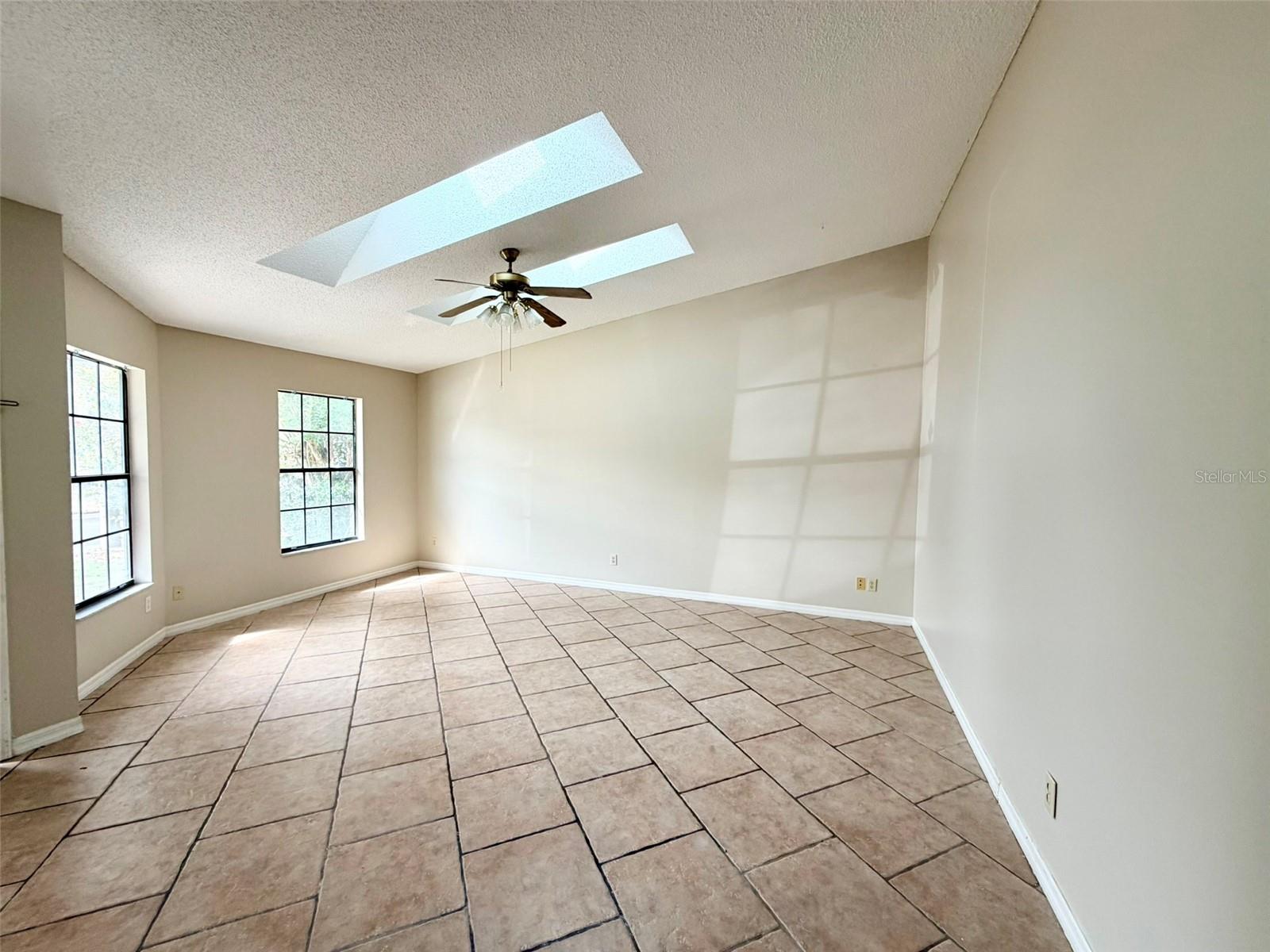 437 Wood Rose Ln Property Photo 2