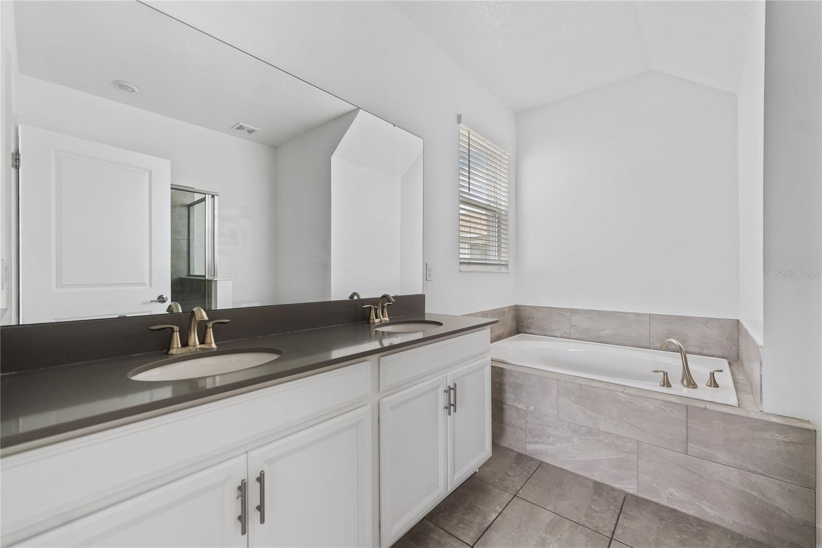 2999 Addison Blvd Property Photo 5