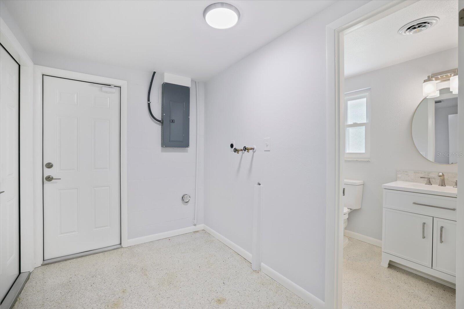 3485 Roslyn Rd Property Photo 10