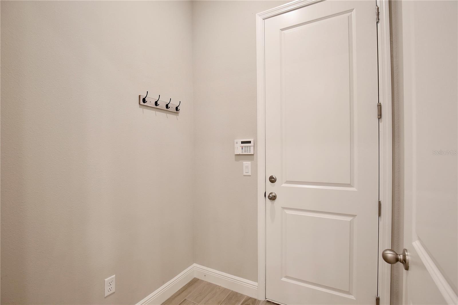 6491 Cyrils Dr Property Photo 9