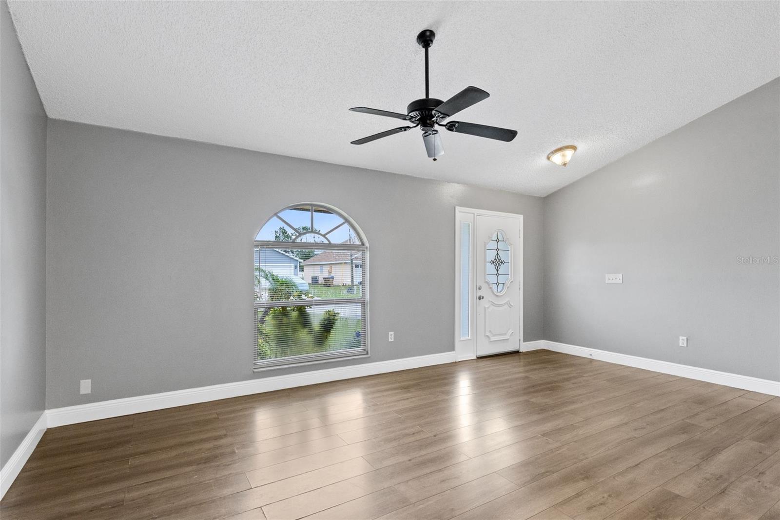 1025 Derbyshire Dr Property Photo 3