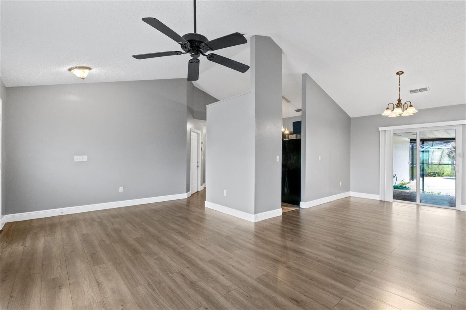 1025 Derbyshire Dr Property Photo 4