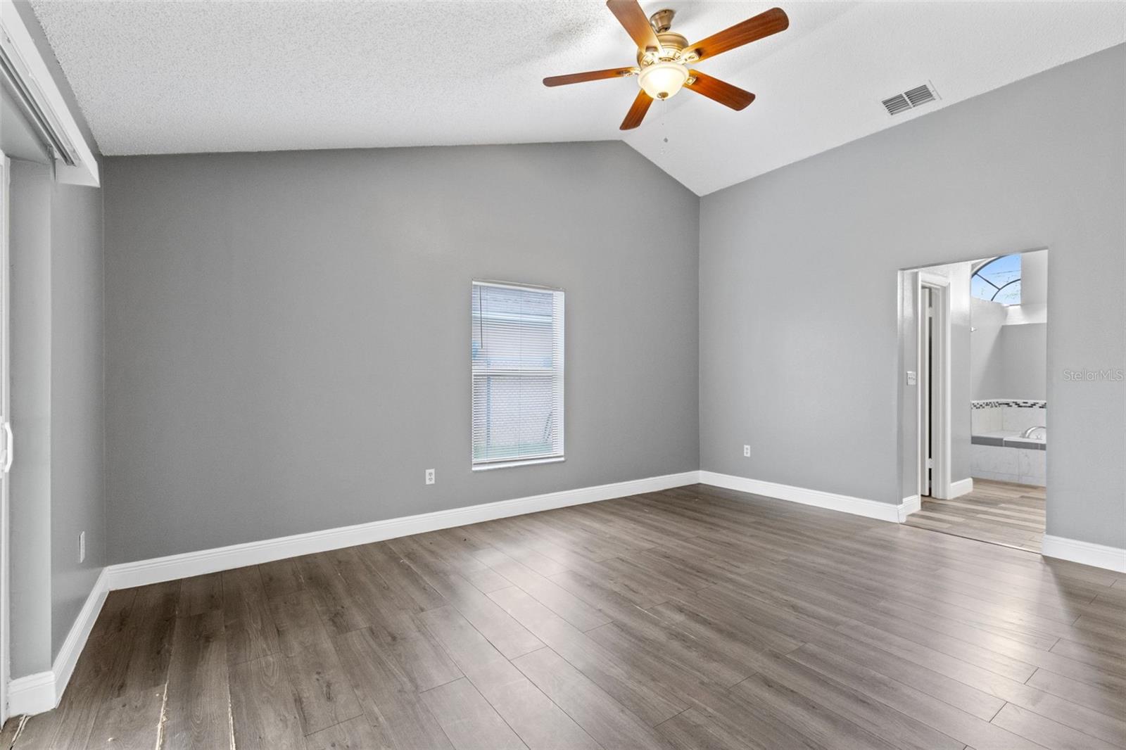 1025 Derbyshire Dr Property Photo 16