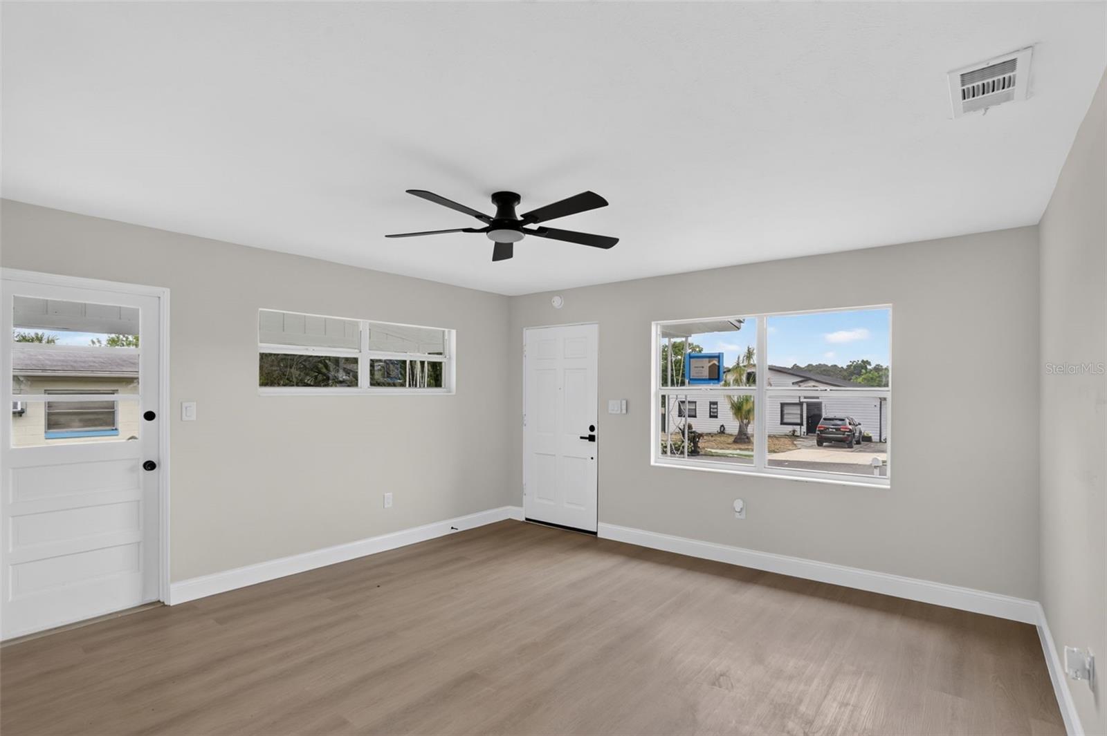 3413 Paris Pl Property Photo 2