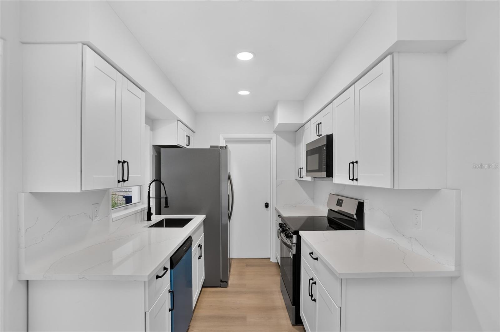 3413 Paris Pl Property Photo 6