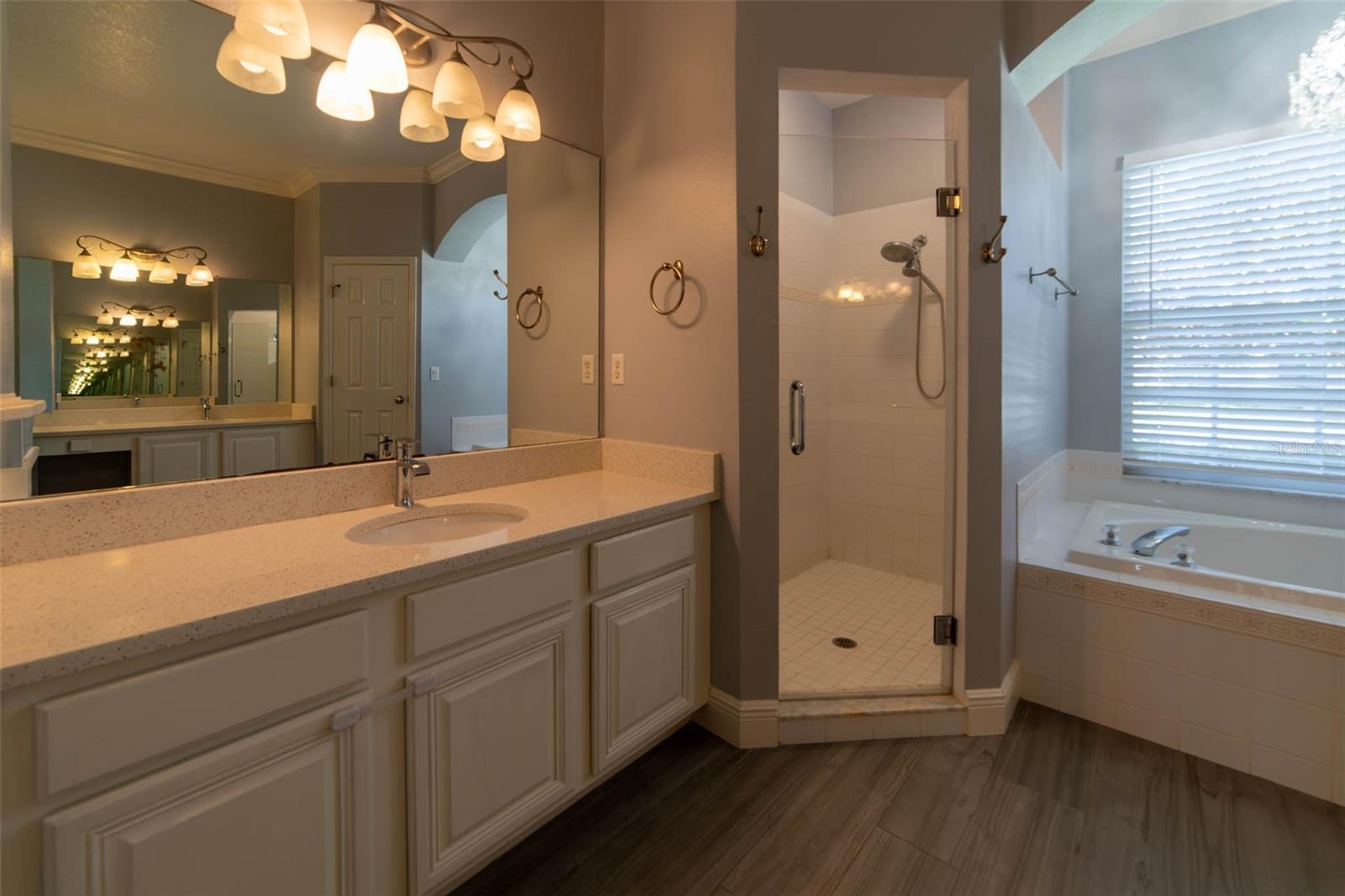 O6431729 Property Photo 18