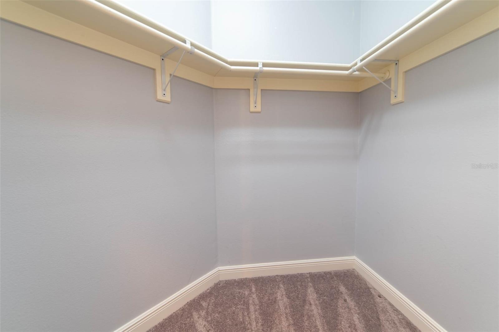 O6431729 Property Photo 24