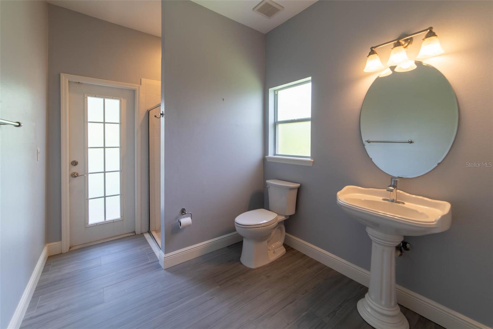 O6431729 Property Photo 46