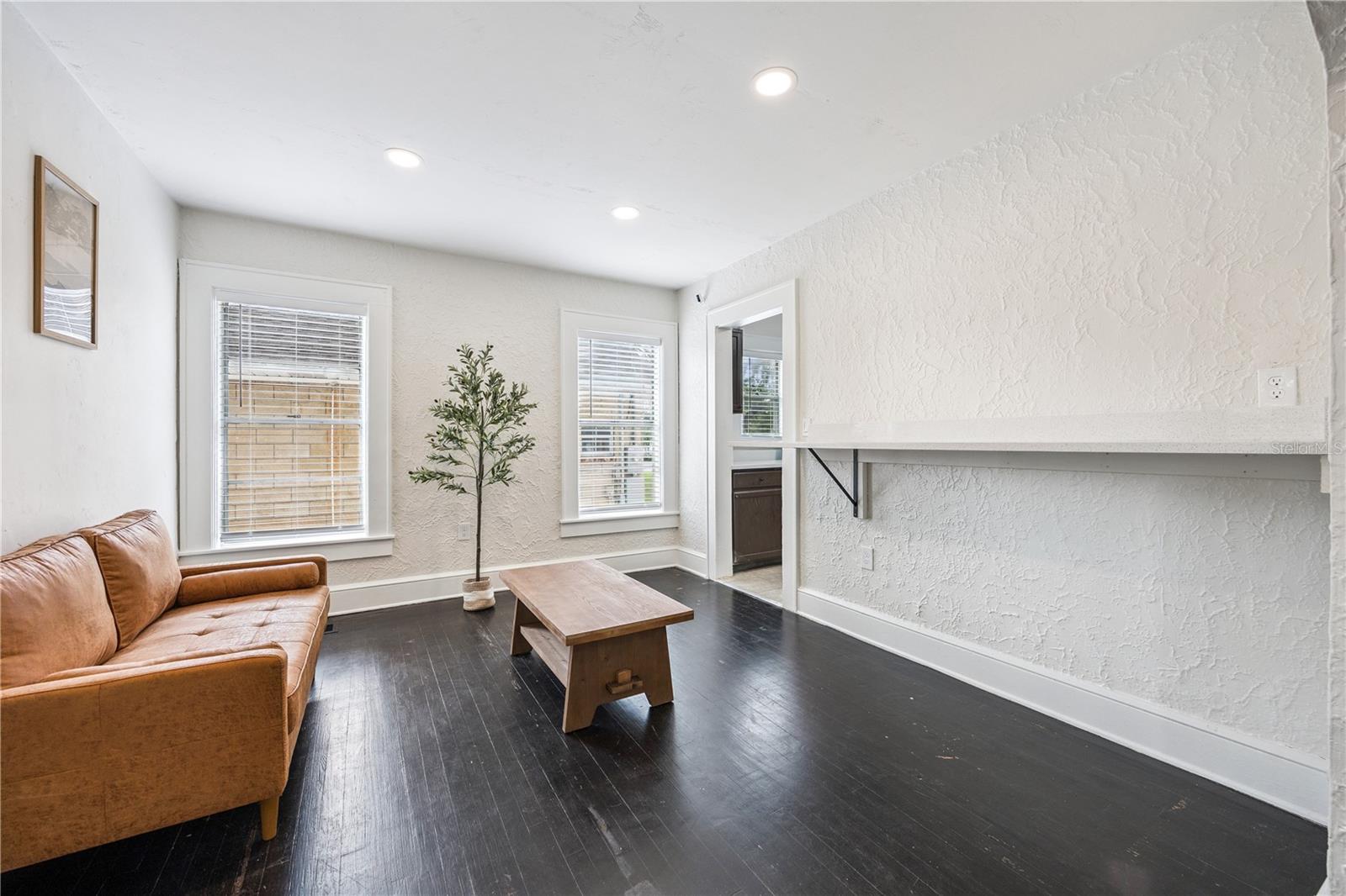 25 E Pinecrest Ave Property Photo 11