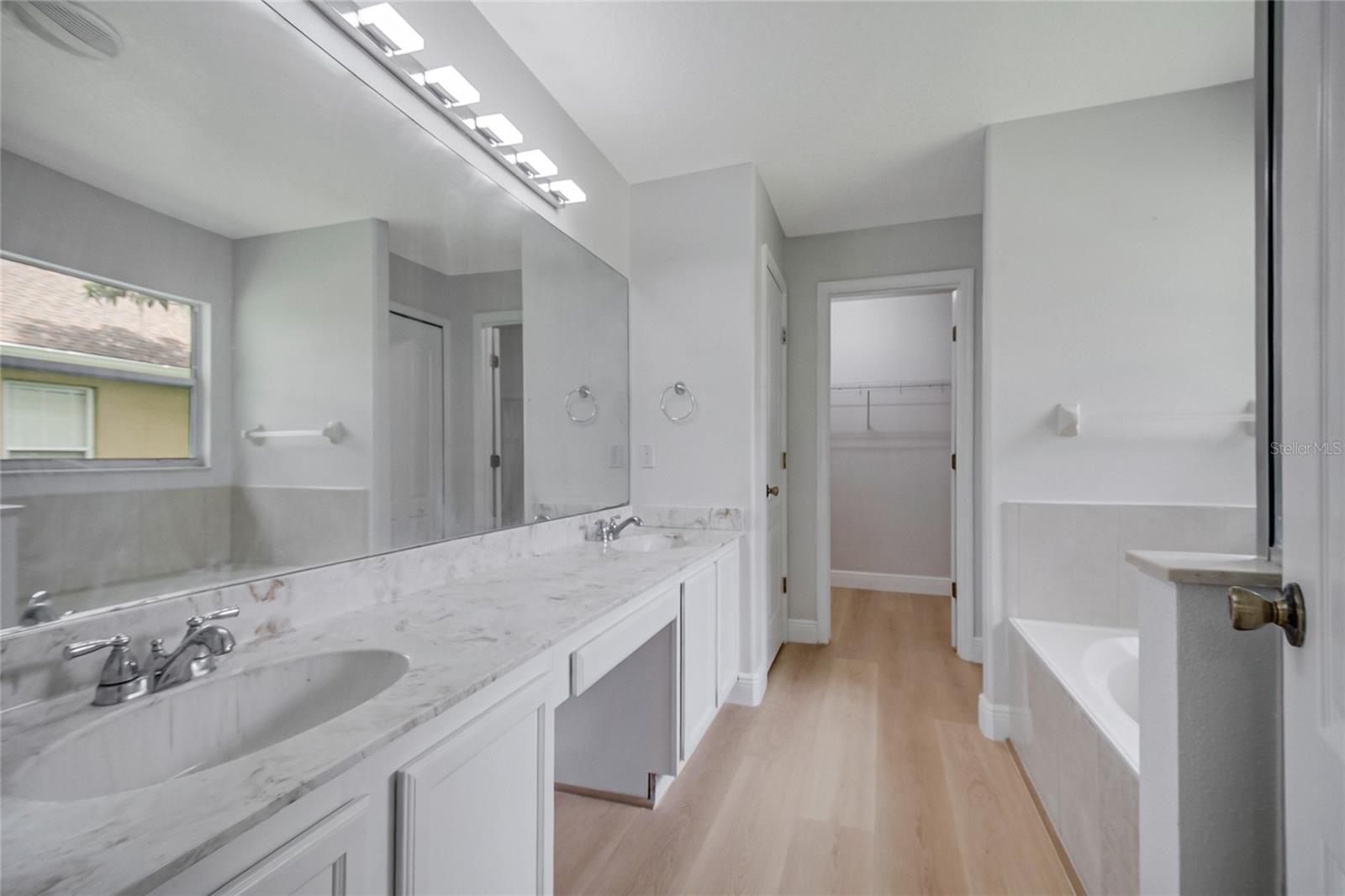 2106 The Oaks Blvd Property Photo 26