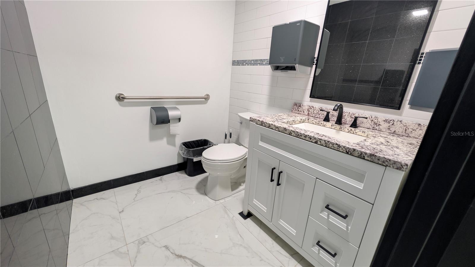 3327 Colonial #100 Property Photo 5