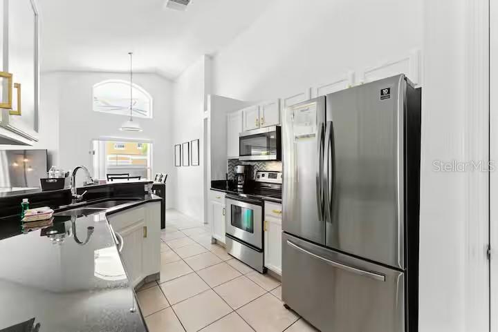 1017 Lake Berkley Dr Property Photo 5