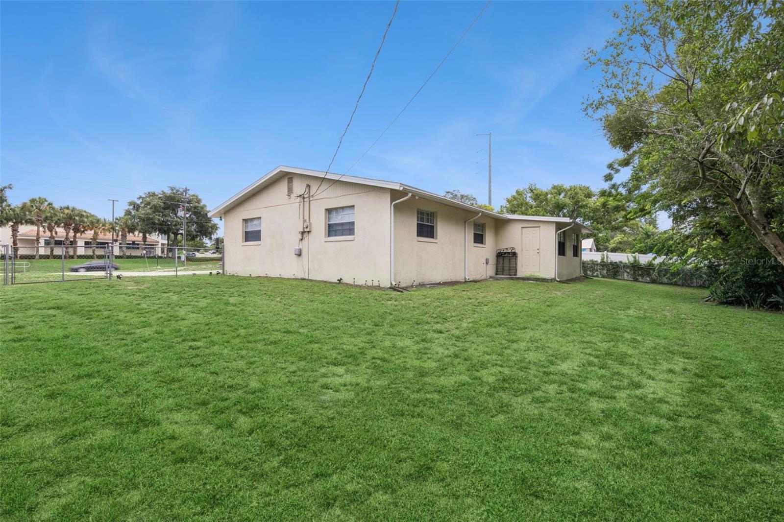 1912 Saxon Blvd Property Photo 20