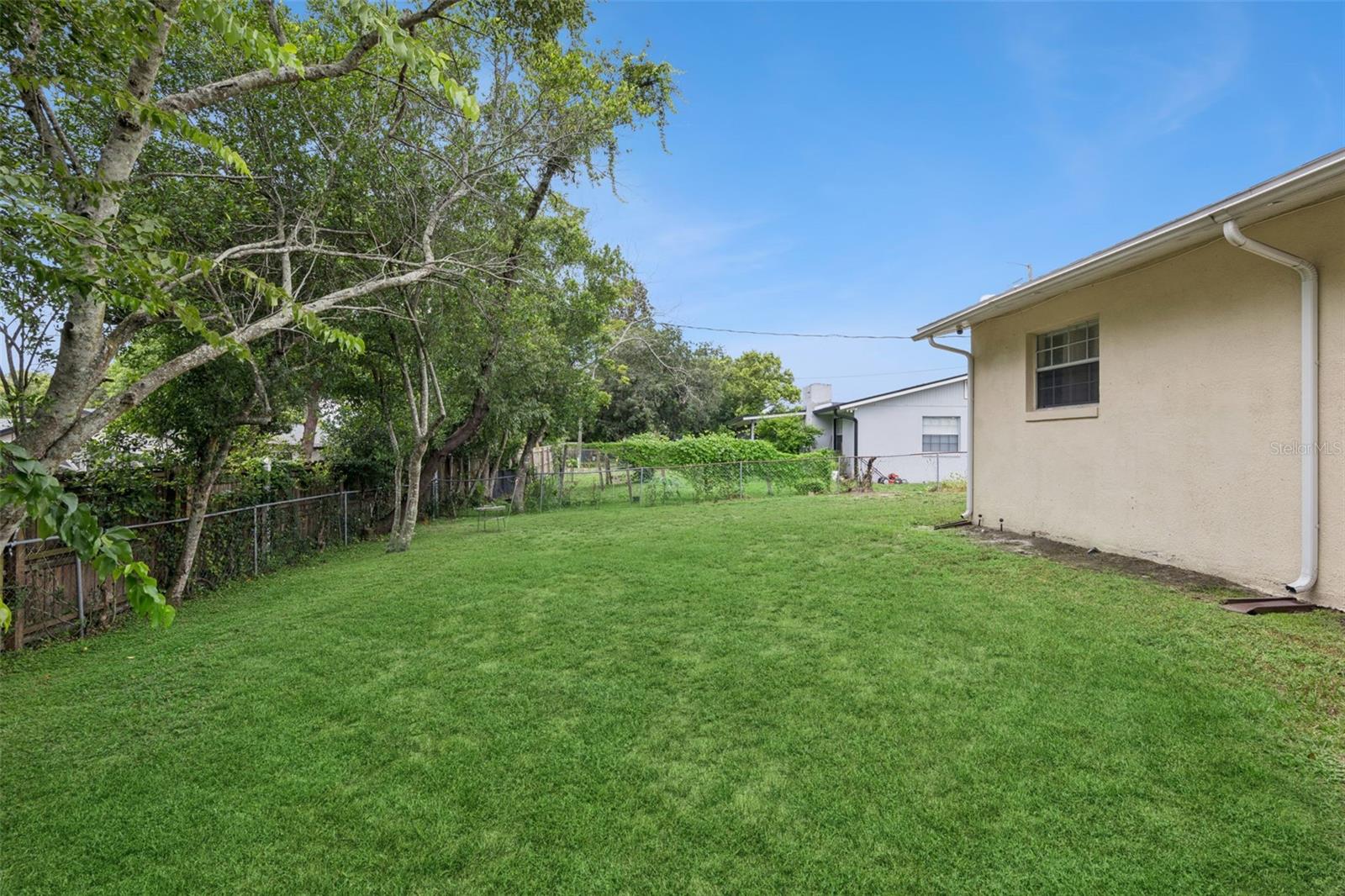 1912 Saxon Blvd Property Photo 21