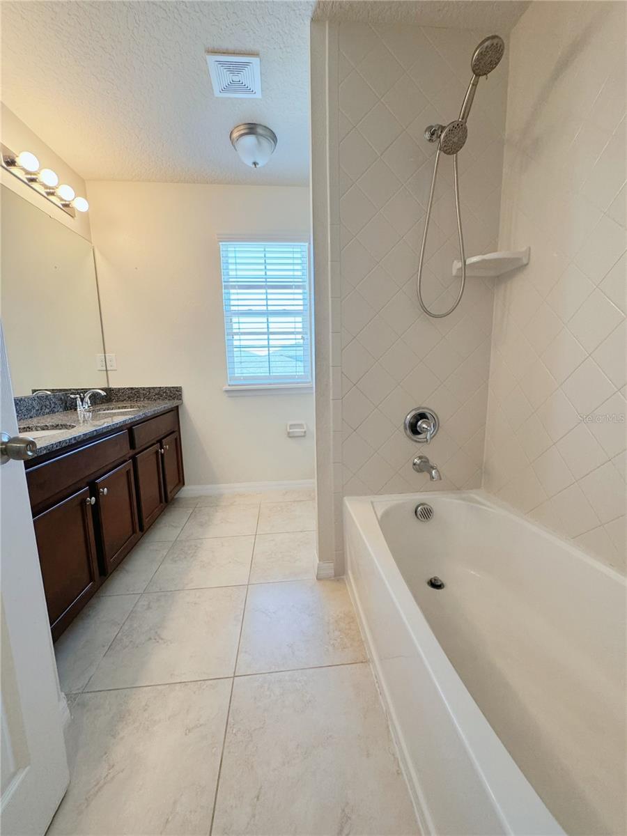 2428 Chateau Loop Property Photo 29