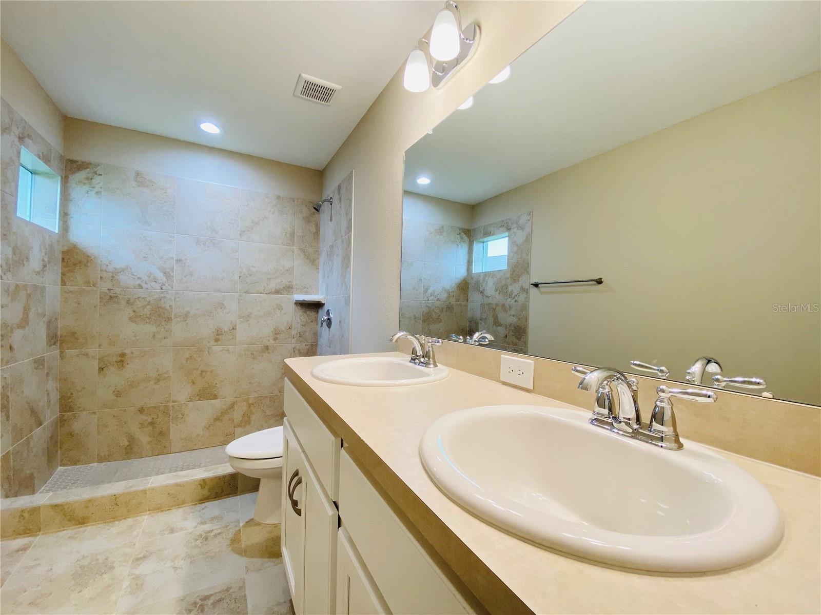 O6431986 Property Photo 12