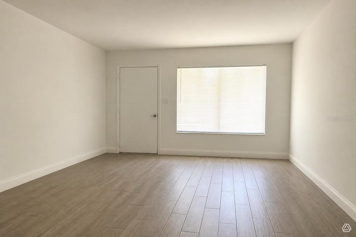 10718 Windsor Pl Property Photo 6