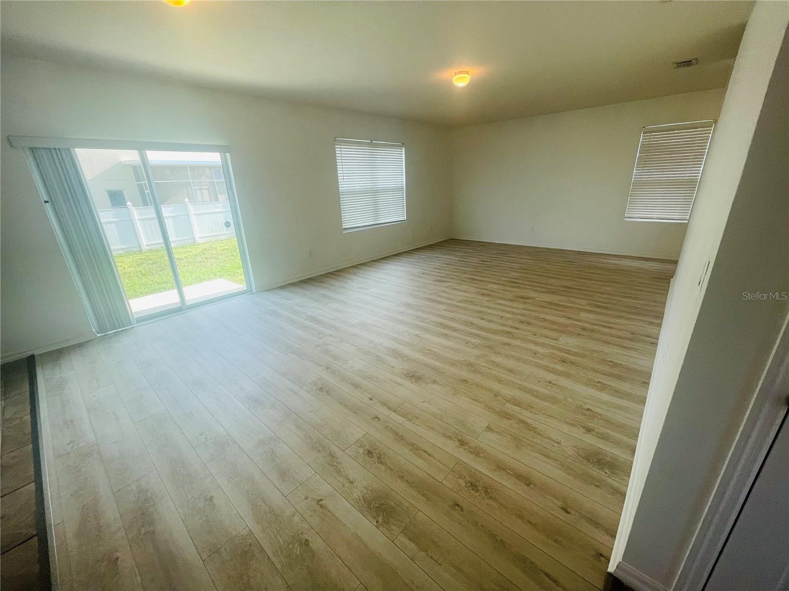 16616 Broadford Ln Property Photo 7