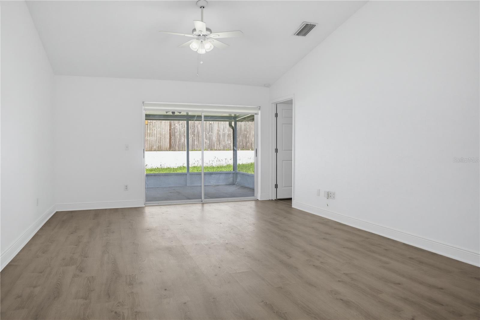 1060 Dees Dr Property Photo 8