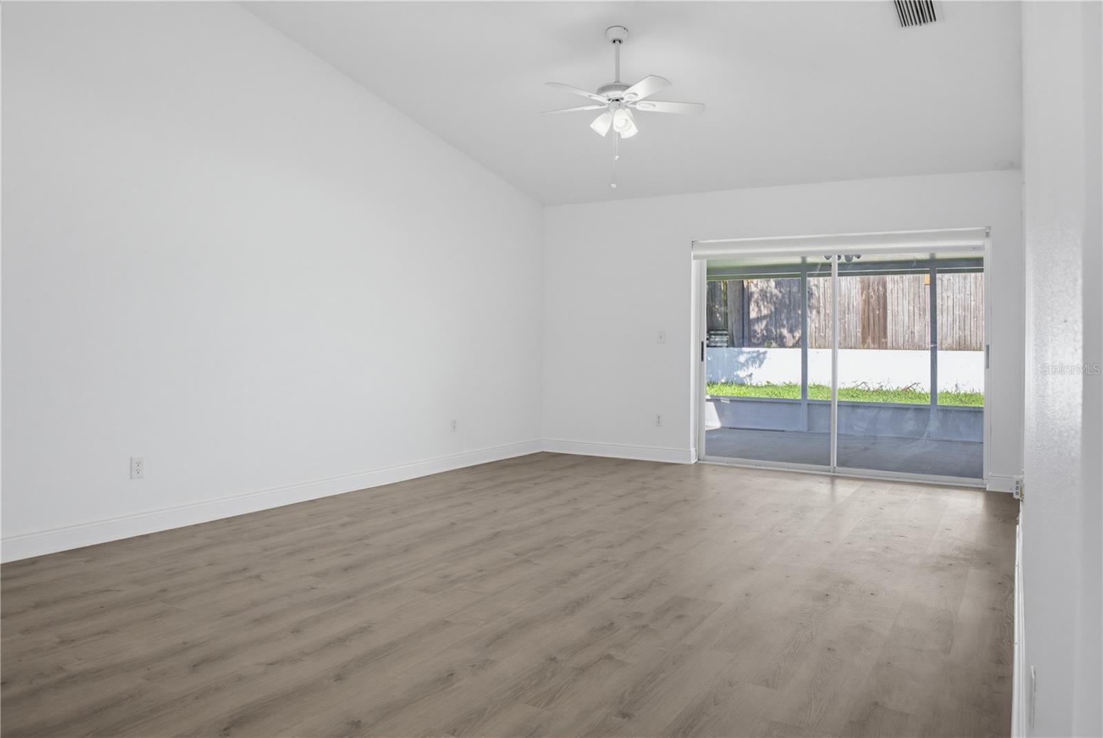 1060 Dees Dr Property Photo 9