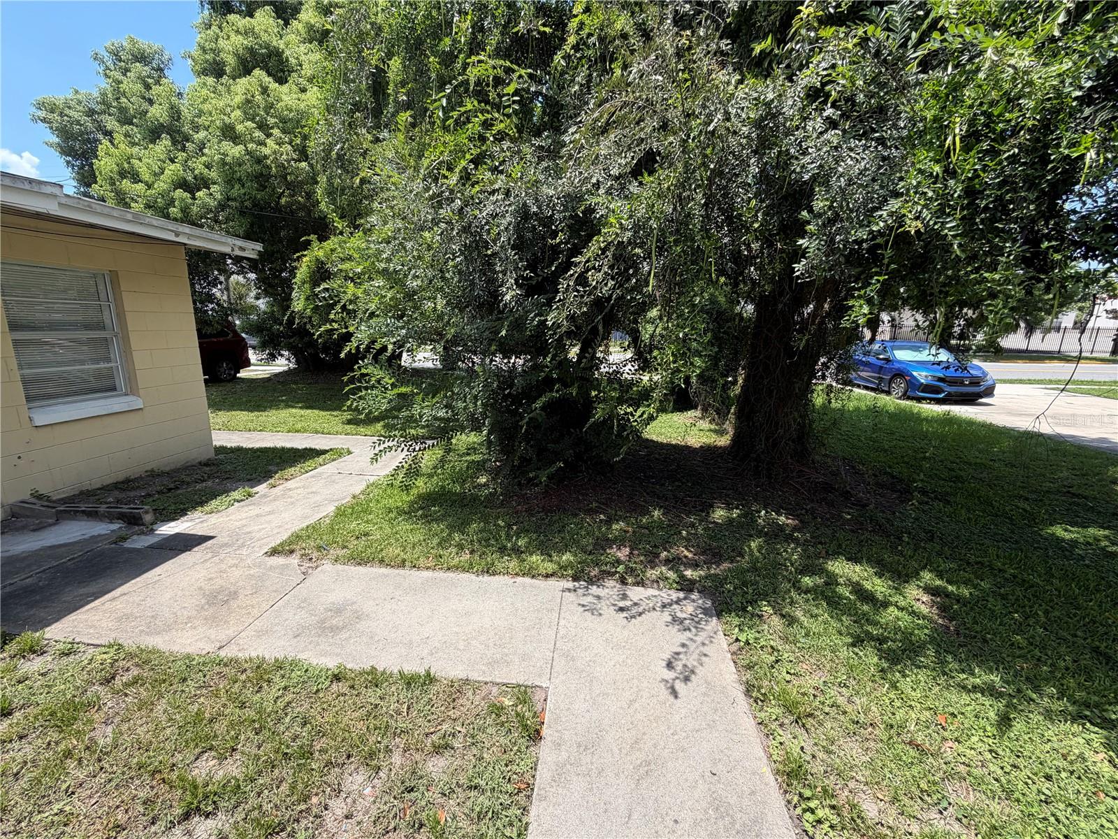 2107 S Mills Ave Property Photo 2