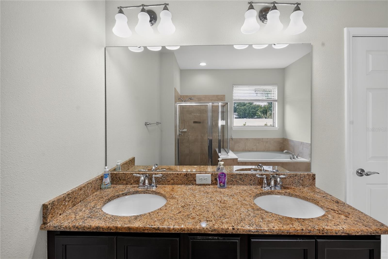 2130 Landside Dr Property Photo 32