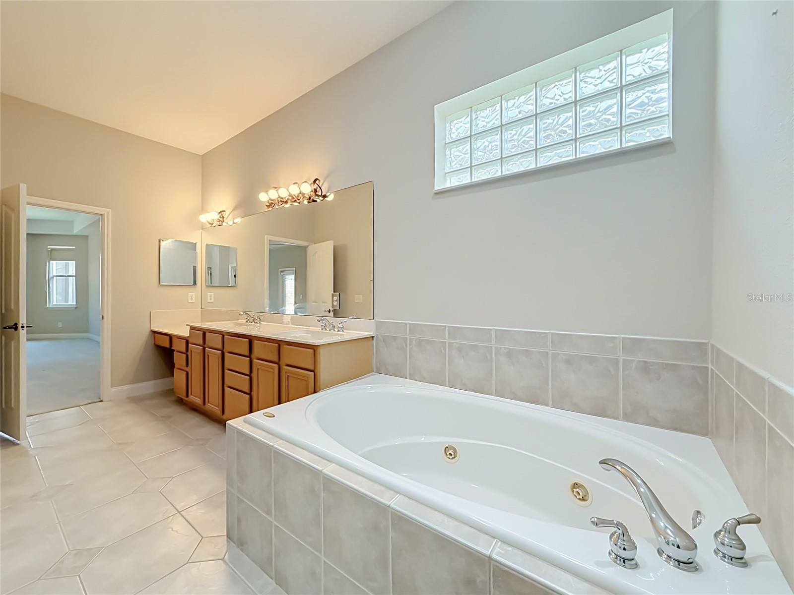 10824 Woodchase Cir Property Photo 24