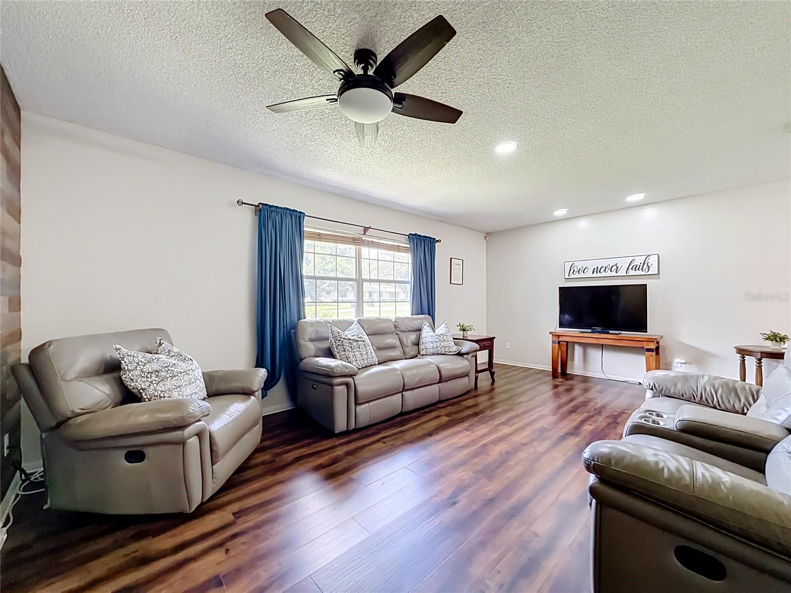 6313 Wynglow Ln Property Photo 4