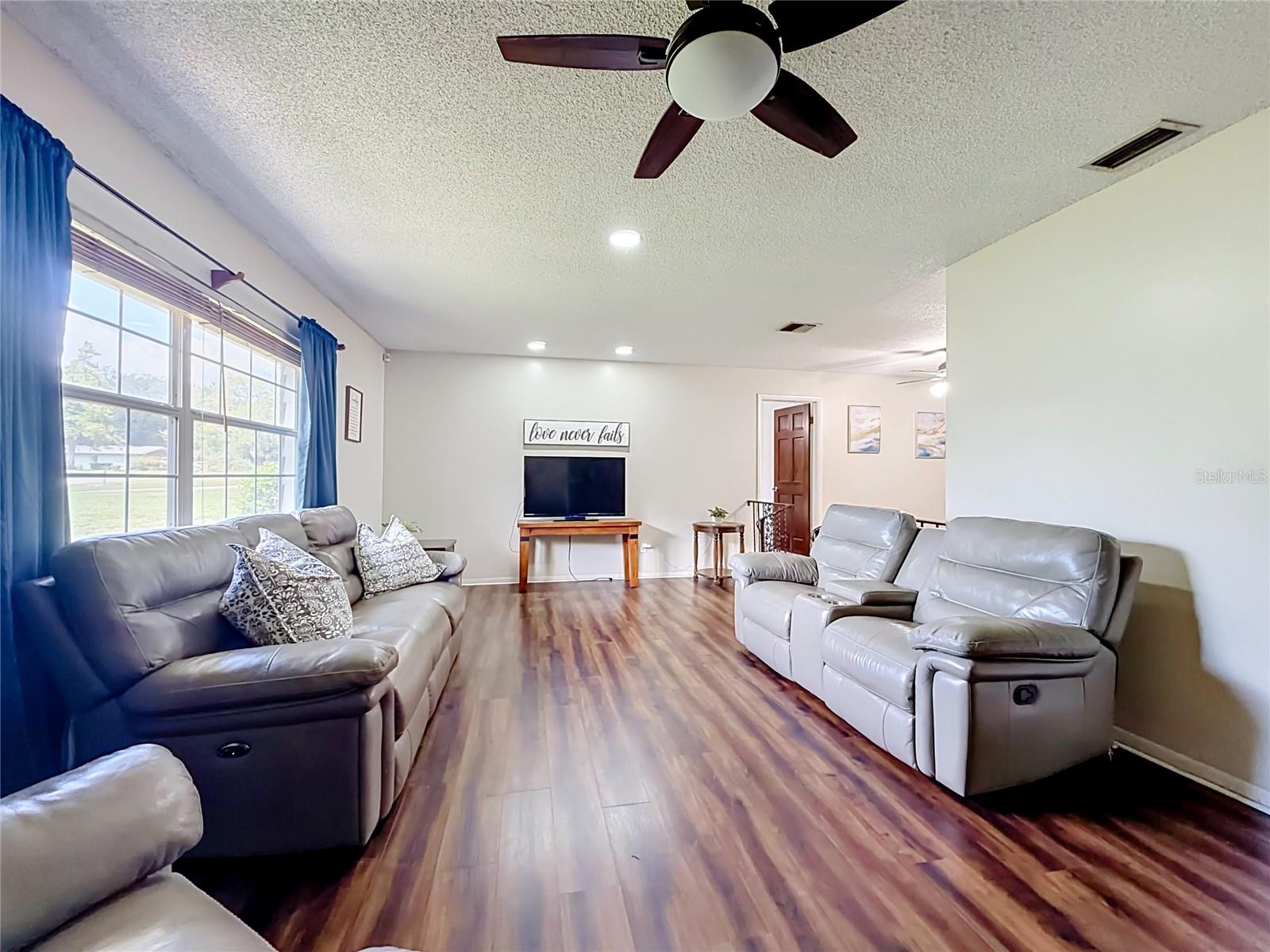 6313 Wynglow Ln Property Photo 5