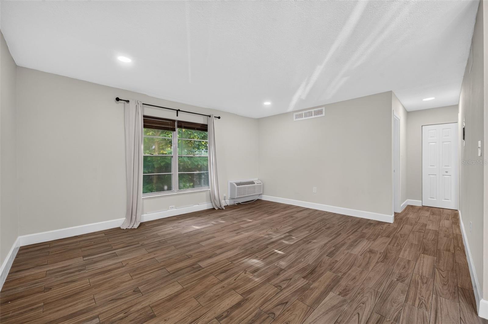 118 W America St #2 Property Photo 8