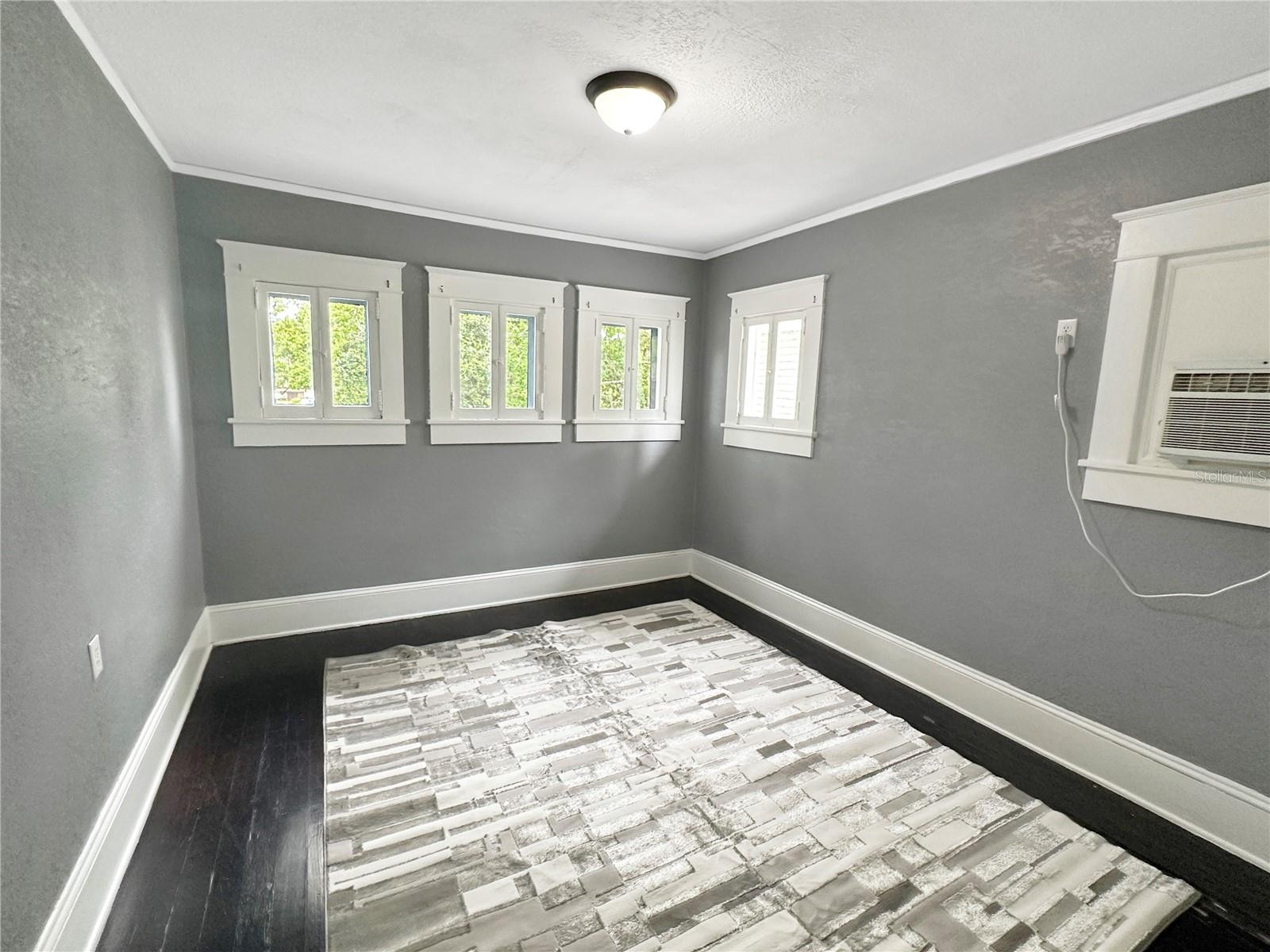 805 S Park Ave Property Photo 16