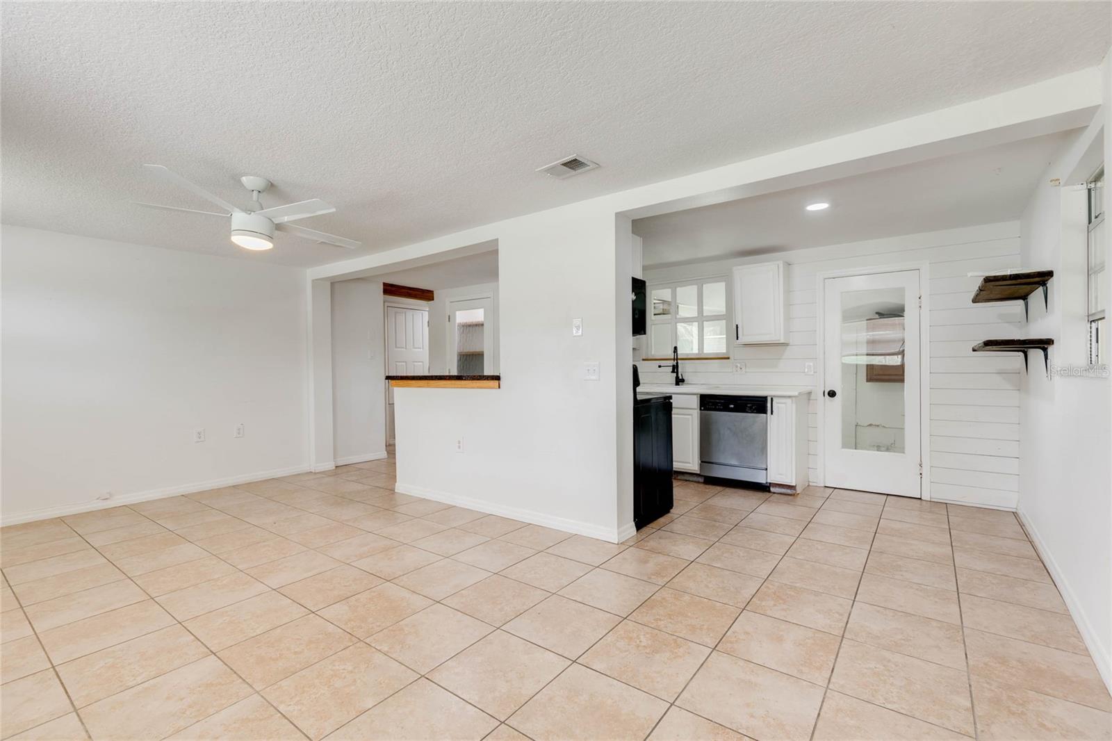 4181 Chestnut Dr Property Photo 2
