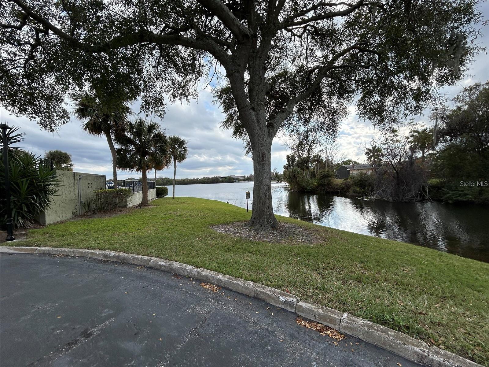 946 Lake Destiny Rd #d Property Photo 16