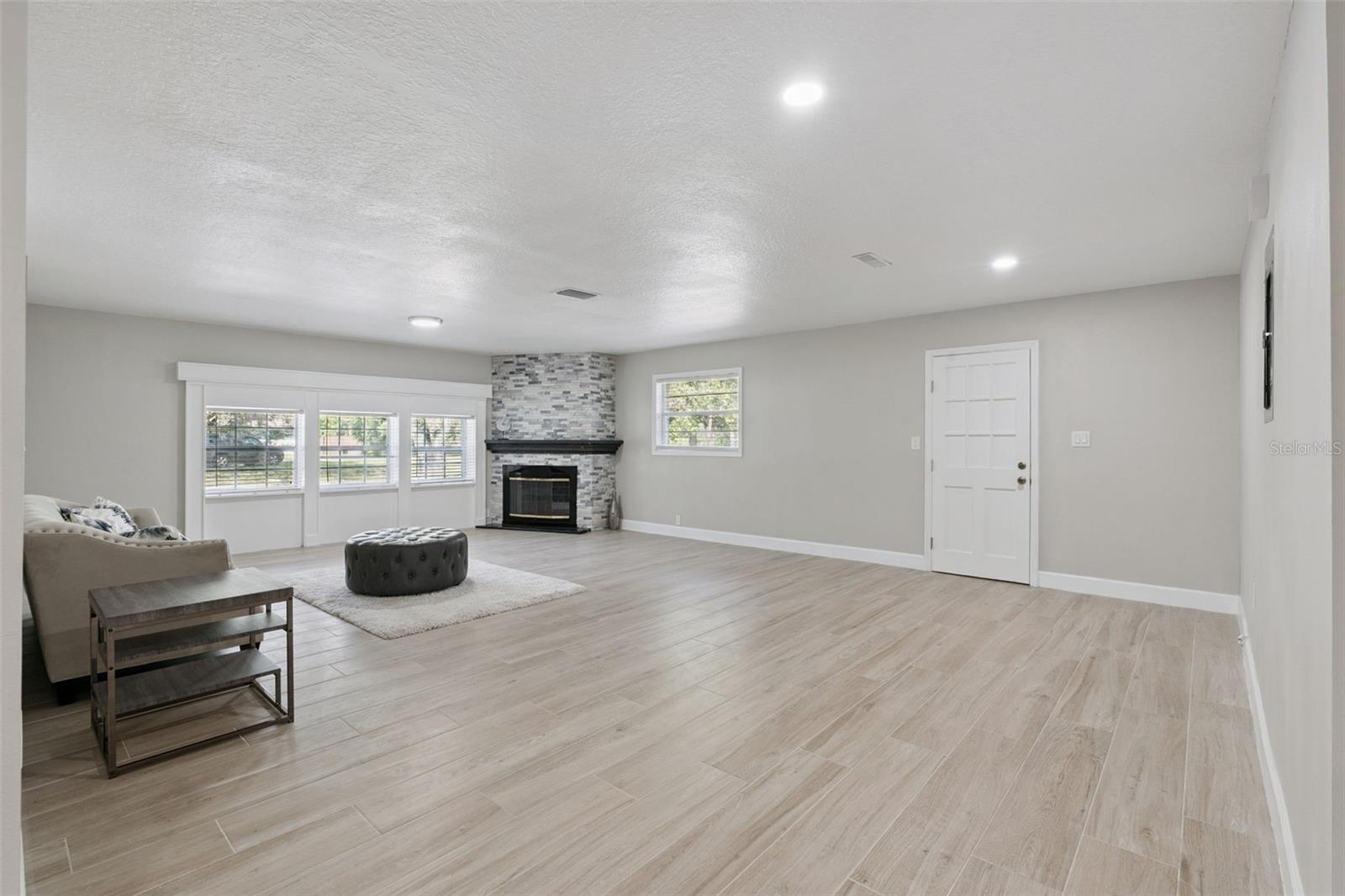 1033 Crystal Bowl Cir Property Photo 4