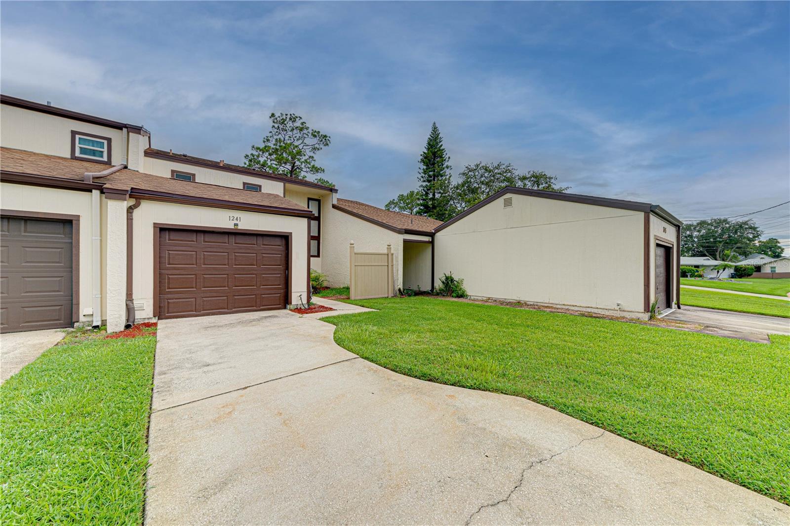 1241 Saint Andrews Dr Property Photo 3