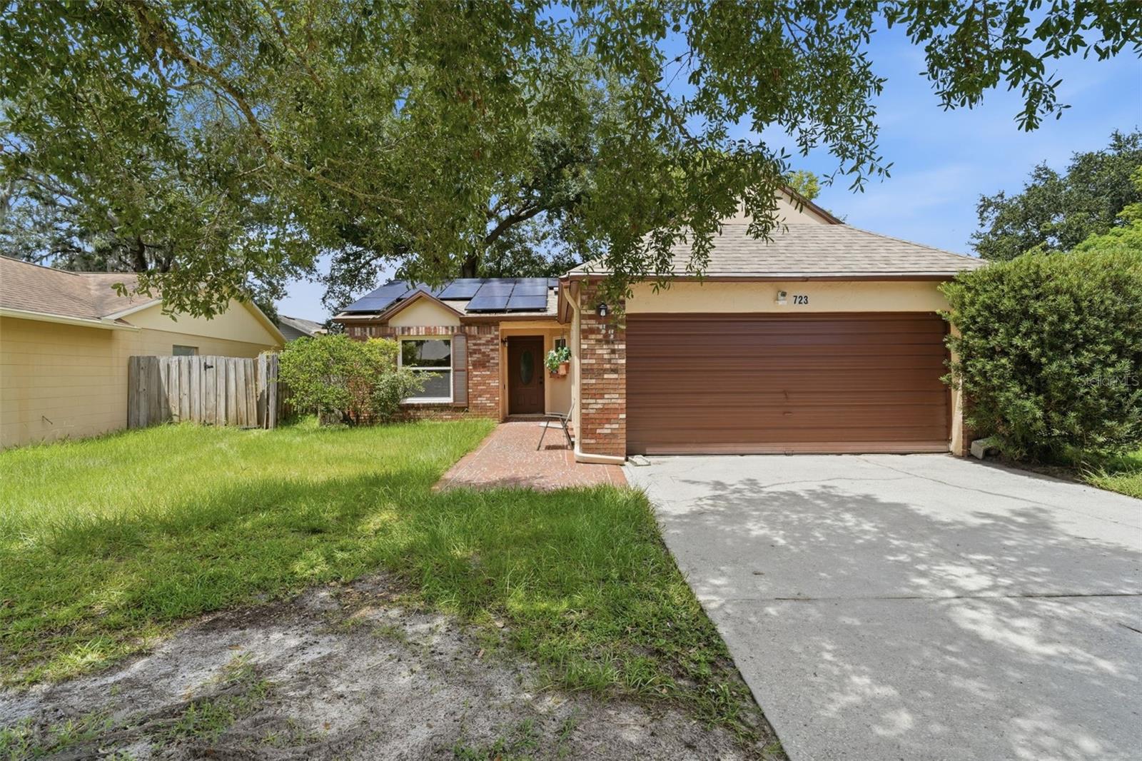 723 Oak Manor Cir Property Photo 2