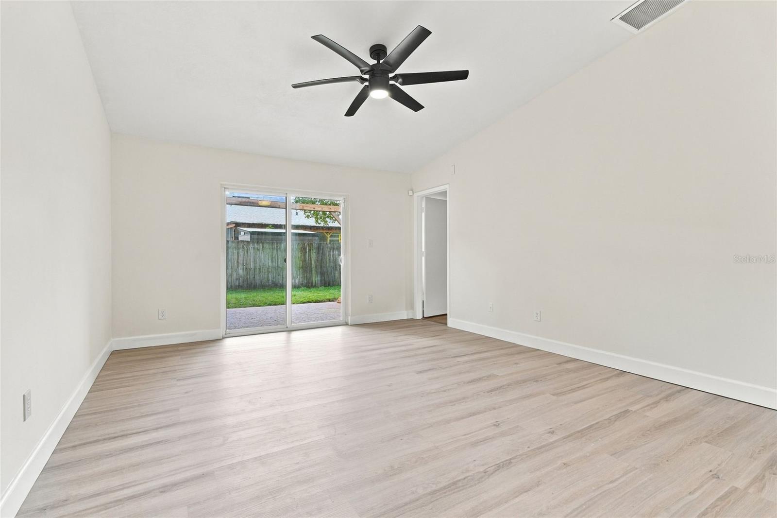 723 Oak Manor Cir Property Photo 4