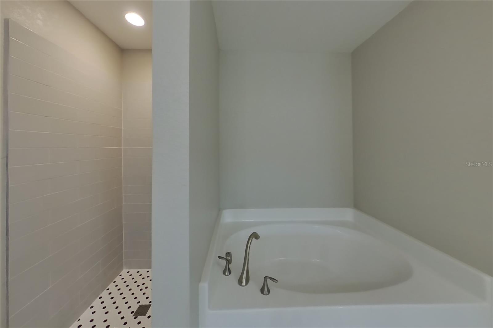 O6432446 Property Photo 10